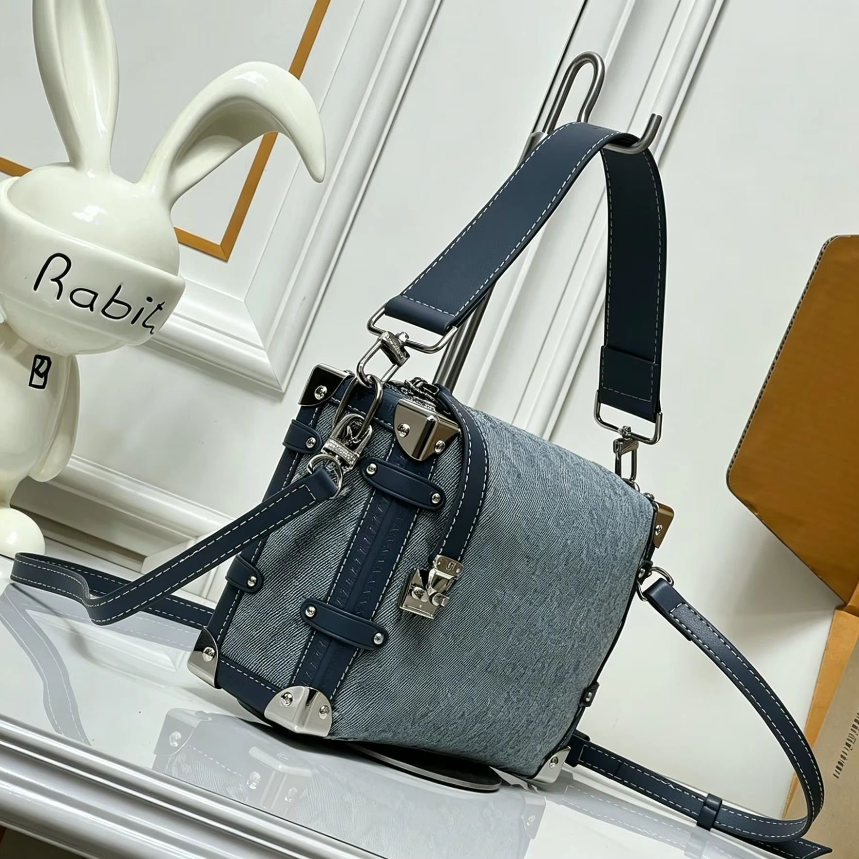 Luxury Bags Blue - Sac mini-trunk en denim jacquard bleu,